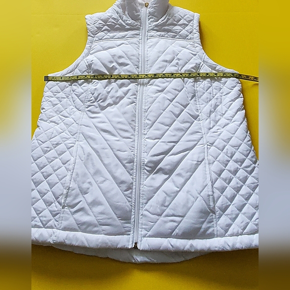 Women's Zip Up Active Quilted Vest With Sherpa Lining - Picture 5 of 10